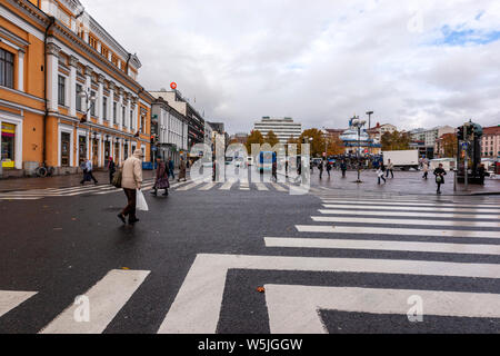 Besondere Zebrastreifen in Turku Marktplatz zwischen den Straßen Aurakatu und Eerikinkatu. Turku, Finnland Stockfoto