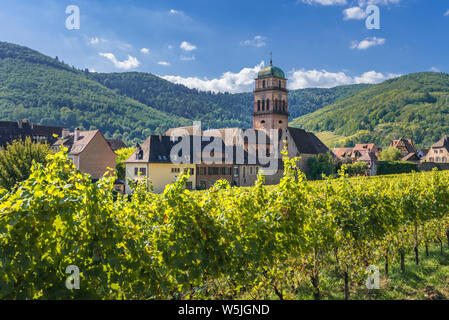 Dorf Kaysersberg zwischen Weinbergen und Ausläufern der Vogesen, Elsass, Frankreich, boardering auf grüne Hügel mit Reben Stockfoto