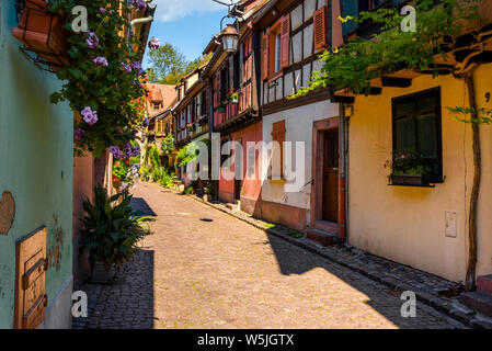 Engen malerischen Gasse im touristischen Ort Kaysersberg, Elsass, Frankreich, Altstadt an der Weinstraße Stockfoto