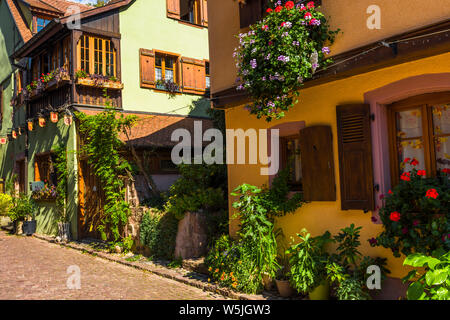 Malerische Ecke in der Altstadt von Kaysersberg, Elsass, Frankreich, bunte Häuser Stockfoto