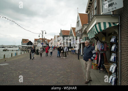 Volendam, North Holland, April 2019, Straßenszenen in der Stadt Stockfoto