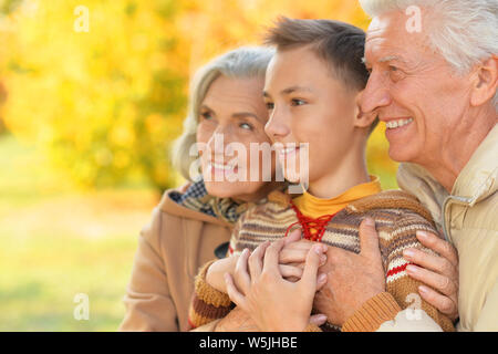 Porträt der glückliche Großvater, Großmutter und Enkel umarmen Stockfoto