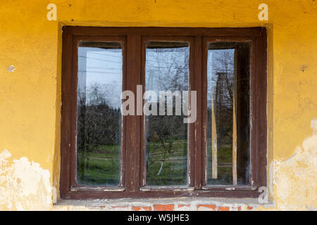 Eine alte Holz- Fenster auf einer verlassenen Haus Stockfoto