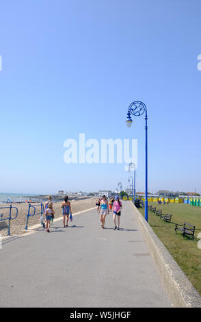 Chichester, West Sussex, England, UK. Urlauber zu Fuß entlang der Promenade und genießen Sie feine Sommer Wetter Stockfoto