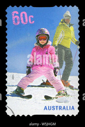 Australien - ca. 2011: Eine gebrauchte Briefmarke aus Australien, ein Bild von einem Kind mit einem Elternteil, ca. 2011 Skifahren. Stockfoto