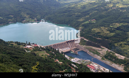 TARA Nationalpark, Western Serbien - Luftbild der Bajina Bašta Staudamm am See Perućac und Drina Stockfoto