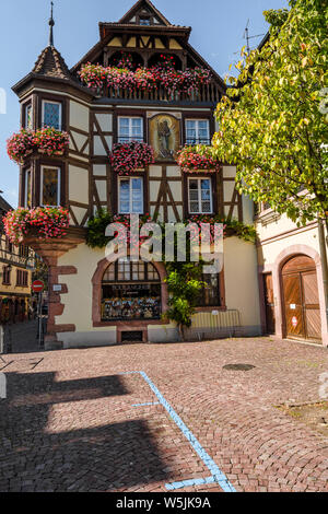 Blumen verzierte Fassade eines Fachwerkhauses in der Altstadt von Kaysersberg, Elsass, Frankreich, touristischen Destination Stockfoto