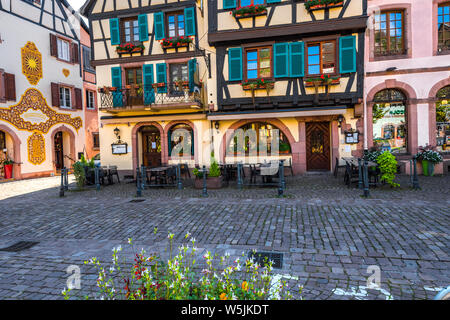 Bunte Fachwerkhäuser in Kaysersberg, Elsass, Frankreich, malerische Altstadt und touristischen Destination Stockfoto