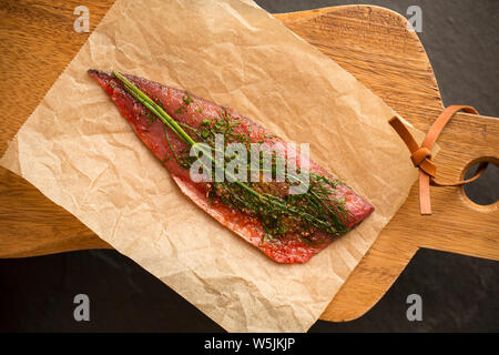 Eine einzige, ganze rohe Makrelenfilet, Graved Lachs, oder gefarmte zu machen. Es hat mit Salz geheilt worden, schwarzer Pfeffer, gemahlen Piment, bro Stockfoto
