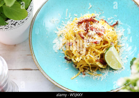 Spaghetti Carbonara mit Rahmsauce, Speck und Parmesan Stockfoto