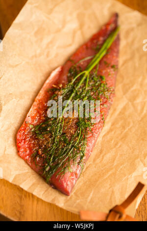 Eine einzige, ganze rohe Makrelenfilet, Graved Lachs, oder gefarmte zu machen. Es hat mit Salz geheilt worden, schwarzer Pfeffer, gemahlen Piment, bro Stockfoto