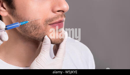 Kosmetiker machen Schönheit Injektion für männliche Patienten Stockfoto