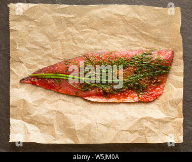 Eine einzige, ganze rohe Makrelenfilet, Graved Lachs, oder gefarmte zu machen. Es hat mit Salz geheilt worden, schwarzer Pfeffer, gemahlen Piment, bro Stockfoto