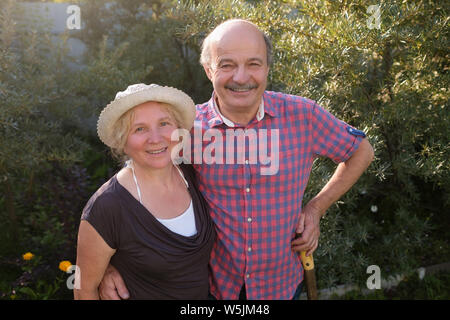 Fröhliche reifes Paar im grünen Sommer Garten ausruhen Stockfoto