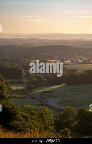Blick über den Sussex Weald von oben auf den South Downs National Park - in der Nähe von Storrington, West Sussex, Großbritannien. Stockfoto