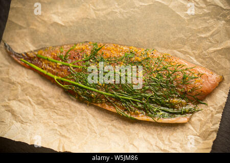 Ein ganzes, roh Makrelenfilet, Graved Lachs, oder gefarmte zu machen. Es hat mit Salz geheilt worden, schwarzer Pfeffer, gemahlen Piment, bro Stockfoto