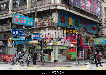 Straße Ecke mit Verwitterten schildern in Kowloon, Hong Kong Stockfoto