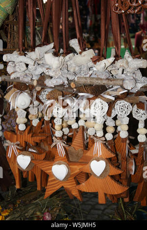 Weihnachtsdekoration zum Verkauf auf einem deutschen Markt in München Stockfoto