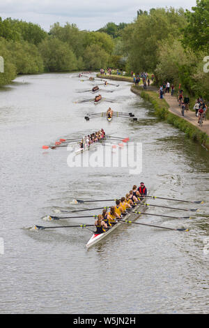 Wettbewerber im Finale von Oxford der Frauen im Sommer achten Sie beim Start auf dem Fluss Isis Stockfoto