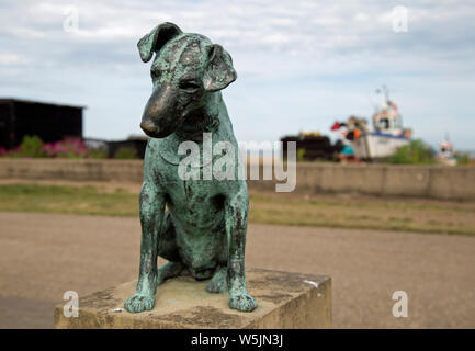 Aldeburgh, Suffolk, England, Juni 2019, eine Skulptur von einem Hund namens Snooks Stockfoto