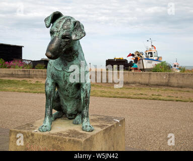 Aldeburgh, Suffolk, England, Juni 2019, eine Skulptur von einem Hund namens Snooks Stockfoto