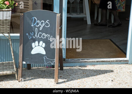 Eine Tafel Zeichen außerhalb einen Shop gibt bekannt, dass Hunde sind willkommen Stockfoto