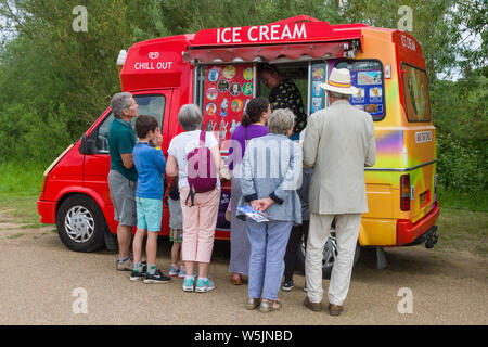 Eine Gruppe Warteschlange für Eis in einem Ice Cream van durch den Fluss Isis bei Oxford Eights Woche Stockfoto