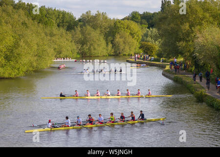 Wettbewerber im Finale der Männer Sommer Achter am Start auf dem Fluss Isis in Oxford während der achten Woche Stockfoto