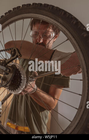 Mann Instandsetzung der alten hardtail Mountainbike in Werkstatt, selektiven Fokus Stockfoto