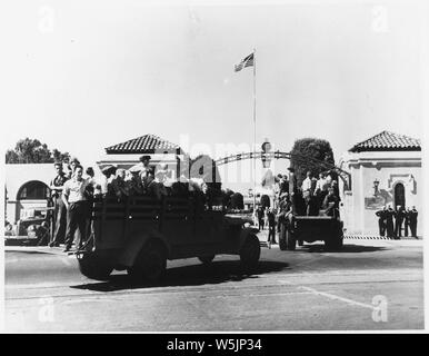 [Lkw-Ladungen von Rekruten in das Depot durch den Haupteingang rekrutieren am Naval Training Center, San Diego, Kalifornien.] gebracht werden. Stockfoto