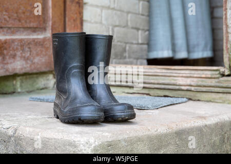 Gummistiefel auf Beton Treppe Stockfoto