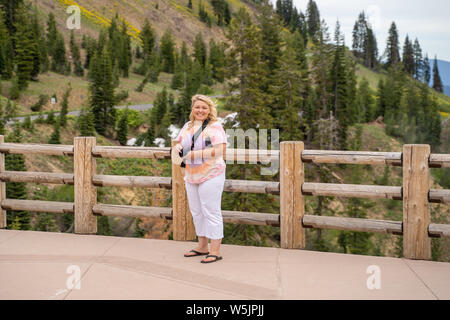 Glücklich lächelnde Frau tourist genießt die an Schwefel arbeitet im Lassen National Park Blick auf Stockfoto