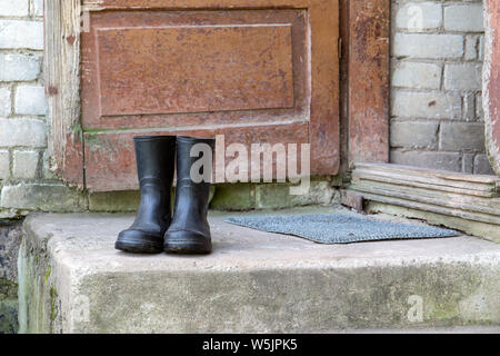 Gummistiefel auf Beton Treppe Stockfoto