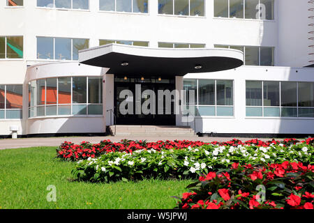 Eingang des Sanatorium Paimio, vom finnischen Architekten Alvar Aalto entworfen und 1933 fertiggestellt, an einem sonnigen Tag im Sommer. Paimio, Finnland. Juni 21, 2019. Stockfoto