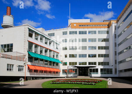 Paimio Sanatorium, vom finnischen Architekten Alvar Aalto entworfen und 1933 fertiggestellt, an einem sonnigen Tag im Sommer. Paimio, Finnland. Juni 21, 2019. Stockfoto