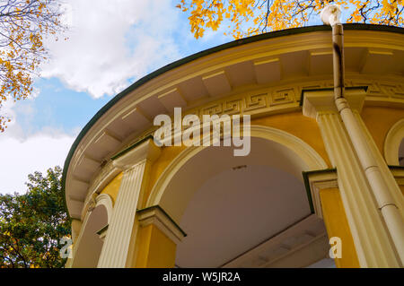 St. Petersburg, Russland - Oktober 3, 2016. Rossi Pavillon in der michailowski Garten - kleine Pavillon im Empire Stil gebaut von Carlo Rossi 1825 in St Stockfoto