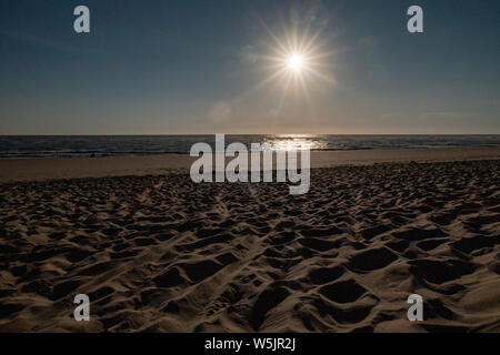 Sternförmige Sun über den sand Strand am Atlantischen Ozean Stockfoto