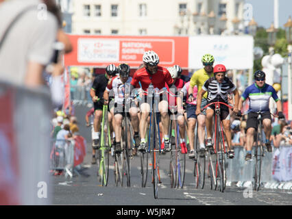Racers aller Fähigkeiten und auf einige interessante maschinen Rennen und radeln Sie durch die Straßen von Eastbourne und der breiteren South Downs von Sussex Stockfoto
