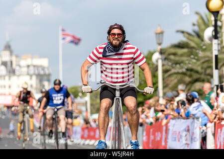Racers aller Fähigkeiten und auf einige interessante maschinen Rennen und radeln Sie durch die Straßen von Eastbourne und der breiteren South Downs von Sussex Stockfoto