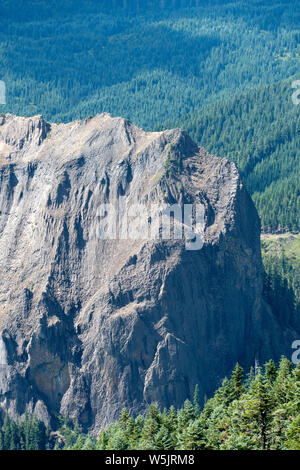 Monolith von aufdringlichen Eruptivgestein --1200 Fuß hohen Wolf Rock im westlichen Virginia Cascades, USA Stockfoto