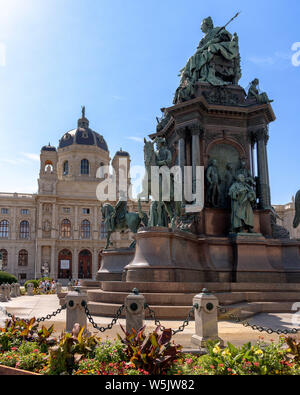 Die Statue der Maria Theresia in Maria-Theresien-Platz in Wien, Österreich an einem sonnigen Sommertag Stockfoto