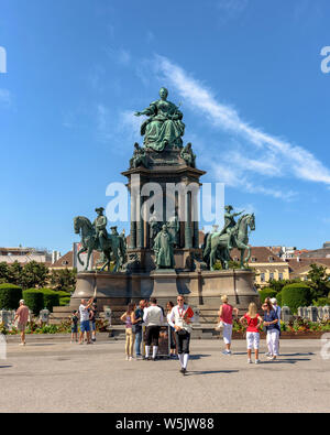 Die Statue der Maria Theresia in Maria-Theresien-Platz in Wien, Österreich an einem sonnigen Sommertag Stockfoto