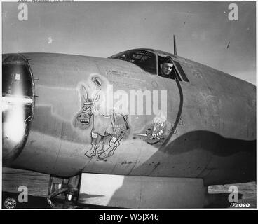 Air Force Mitarbeiter & Ausrüstung. Der Pazifik, England, Washington DC. 1942-44 (meist 1943); Umfang und Inhalt: Major General James Doolittle Piloten ein Flugzeug in den Flughafen an Onjda, Nord Afrika. Stockfoto