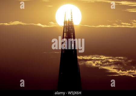 London, Großbritannien. 29. Juli, 2019. UK Wetter: Dramatische Abend Sonnenuntergang hinter dem Shard Hochhaus Gebäude. Credit: Guy Corbishley/Alamy leben Nachrichten Stockfoto