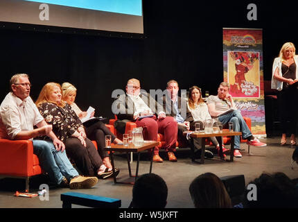 Die politischen Parteien in Nordirland in der Stolz spricht Zurück Veranstaltung auf dem Mac in Belfast als Teil der Belfast Pride Festival. (Von links nach rechts) Doug Beattie (Uup), Naomi Lange (Allianz) Michelle O'Neill (Sinn Féin), Seamas de Faoite (SDLP), William Ennis (PUP), Fiona Ferguson (Menschen vor Profit) und Mal O'Hara (Grüne). Stockfoto