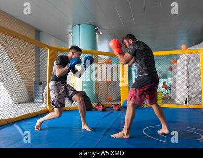 Zwei junge professionelle Boxer kämpfen auf dem Ring Stockfoto