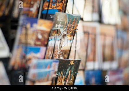 Touristische Postkarten zum Verkauf auf dem Markt in Florenz, Italien, Abschaltdruck Stockfoto