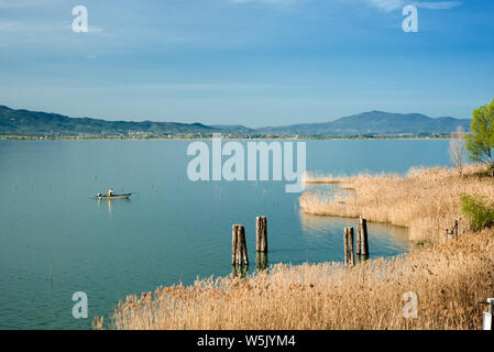 Eine eindrucksvolle Aussicht vom Ufer der Insel Polvese (Trasimeno See), Viterbo, Italien Stockfoto