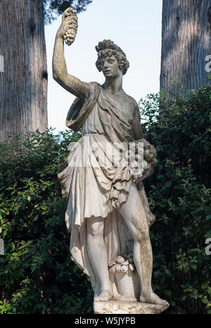 Florenz, Italien - 18 Juli 2017: Autunno, von Giovanni Caccini (um 1600) ist eine Statue im Boboli-Garten, entlang der Hauptstraße. Stockfoto