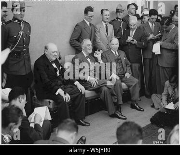 Amerikanischen und Alliierten Regierungschefs auf internationalen Konferenzen; Umfang und Inhalt: Quebec Konferenz. Premierminister Winston Churchill, Präsident Roosevelt und Premierminister MacKenzie King werden von newspapermen auf der Pressekonferenz in der Zitadelle interviewt. September, 1944. Stockfoto